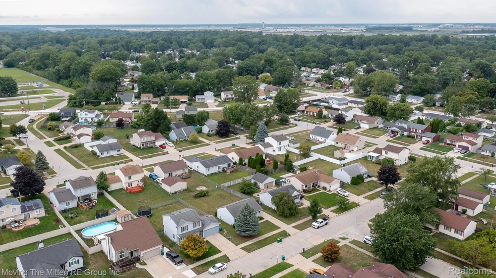 16222 Hillsbriar Drive Romulus City, MI 48174