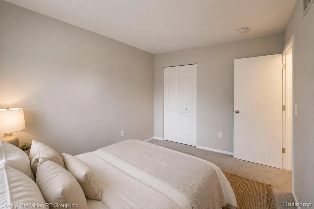 16222 Hillsbriar Drive Romulus City, MI 48174