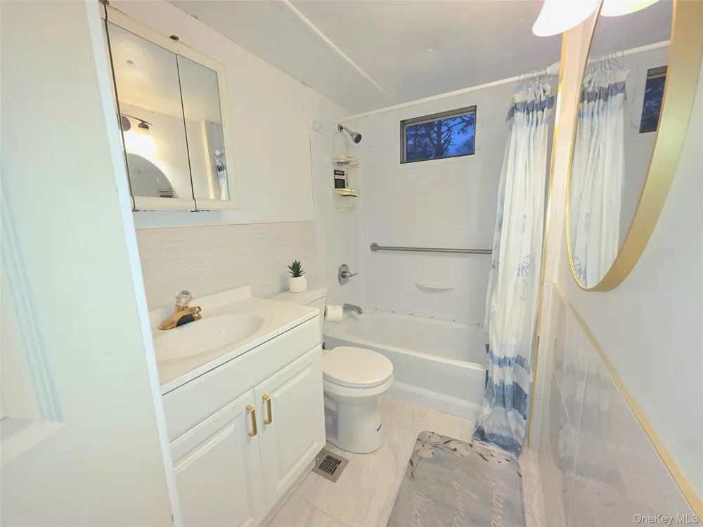 525 Riverleigh Ave #C7 Riverhead, NY 11901