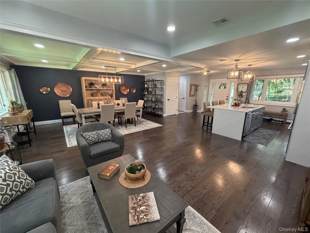 457 Wolf Hill Dix Hills, NY 11746