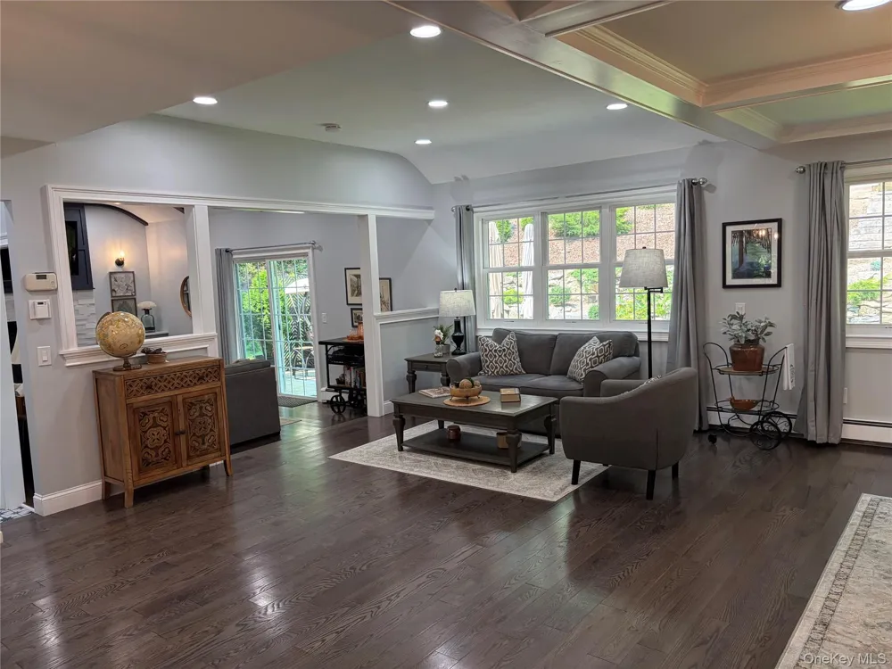 457 Wolf Hill Dix Hills, NY 11746