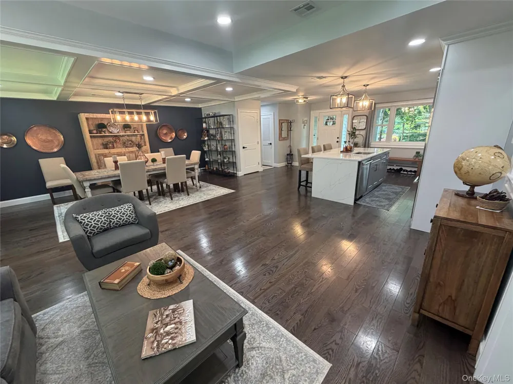 457 Wolf Hill Dix Hills, NY 11746