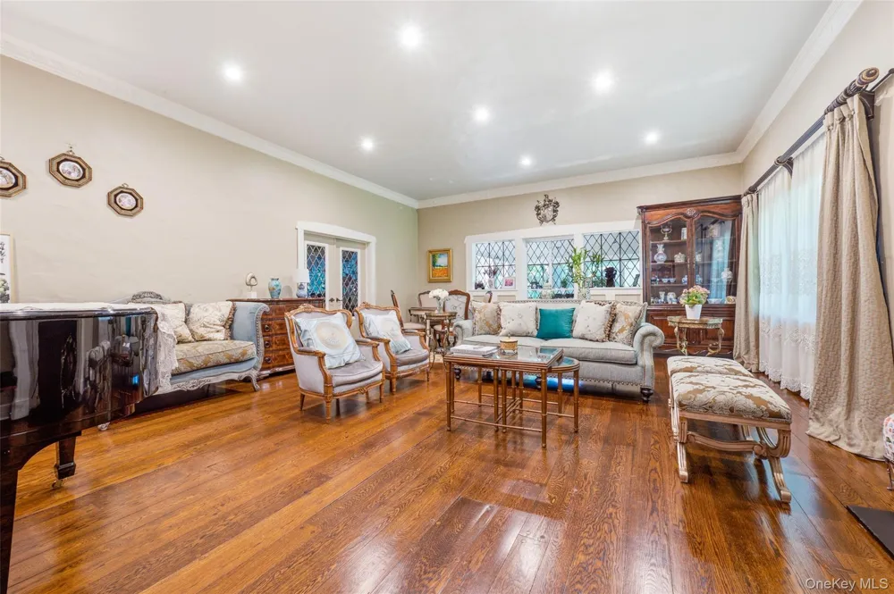 60 Wensley Drive Great Neck, NY 11020