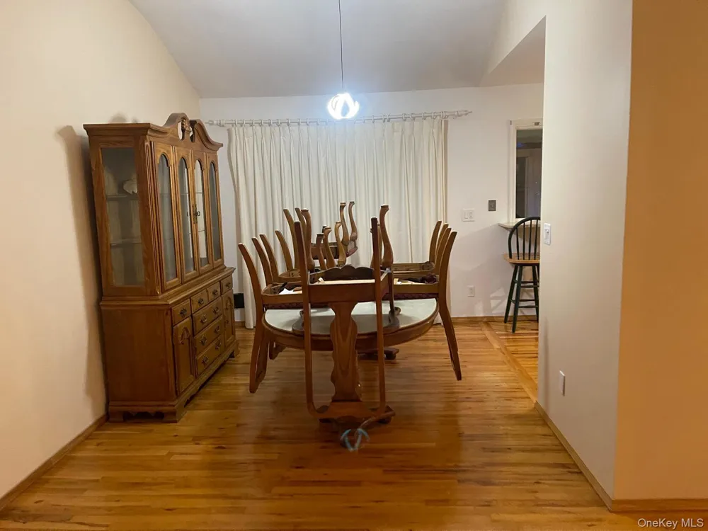 18 Greenwich Road Smithtown, NY 11787
