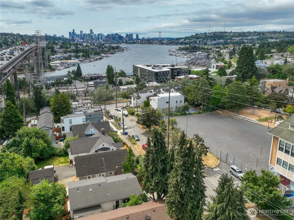 4042 5th Avenue NE Seattle, WA 98105