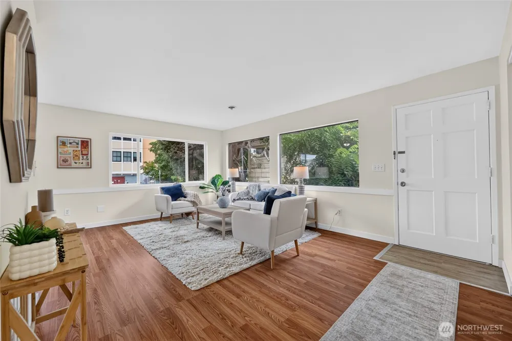 4042 5th Avenue NE Seattle, WA 98105