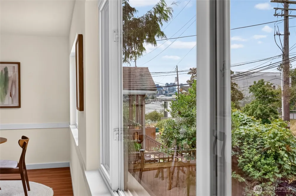 4042 5th Avenue NE Seattle, WA 98105