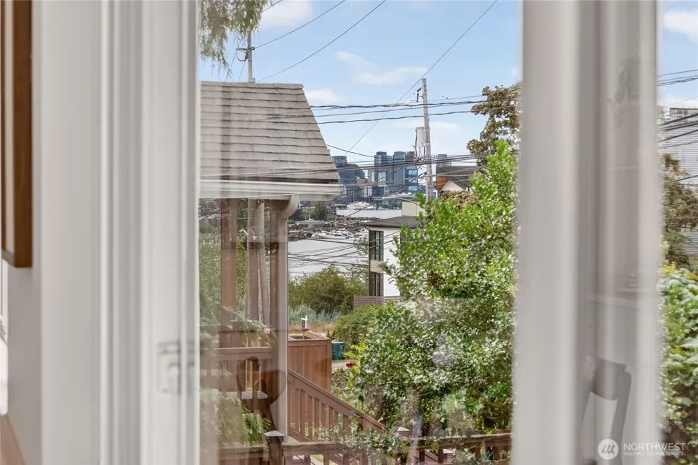 4042 5th Avenue NE Seattle, WA 98105