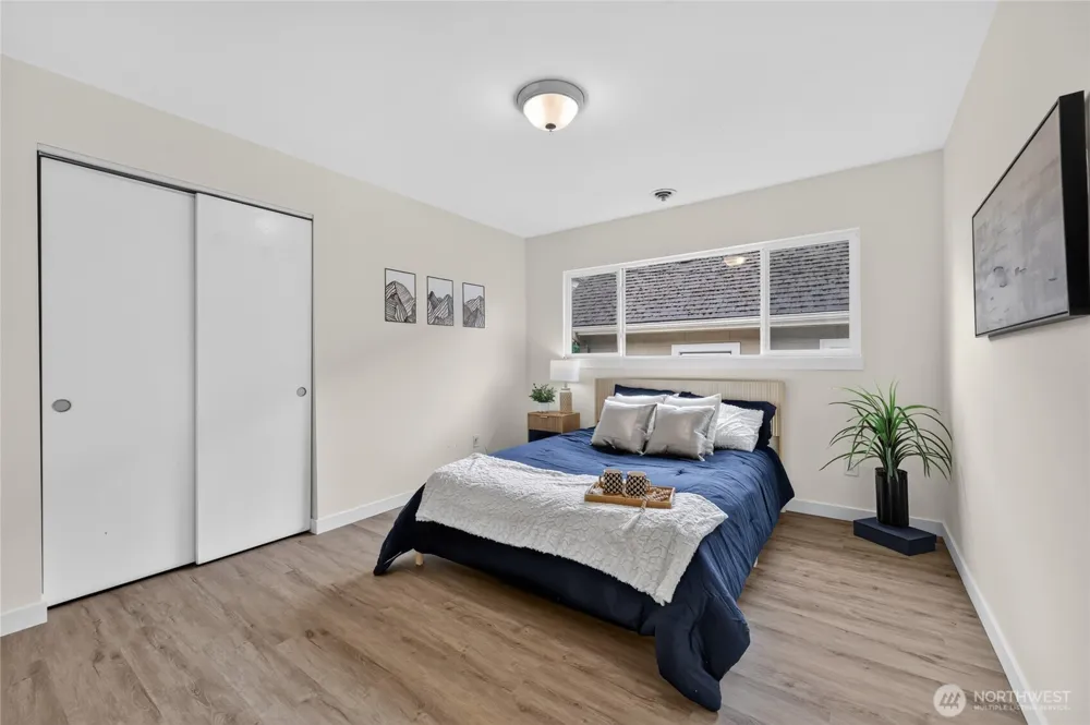 4042 5th Avenue NE Seattle, WA 98105