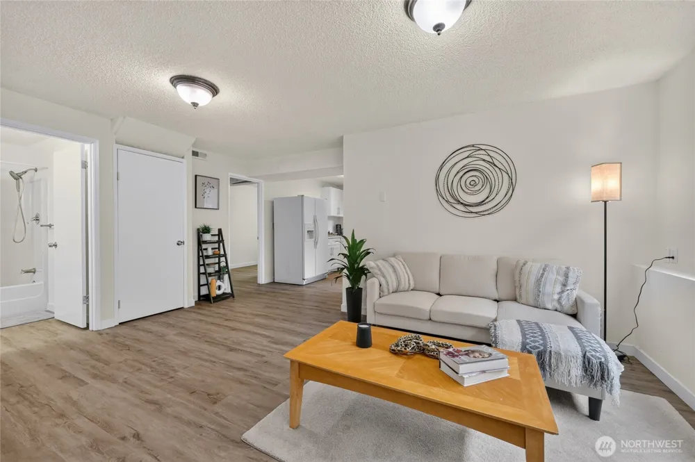 4042 5th Avenue NE Seattle, WA 98105
