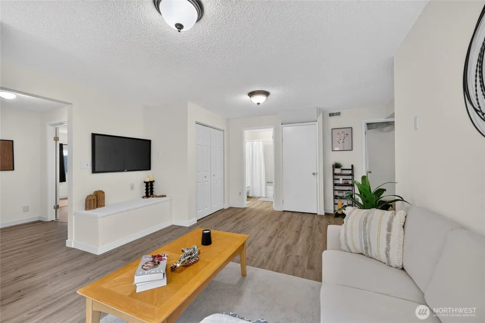 4042 5th Avenue NE Seattle, WA 98105