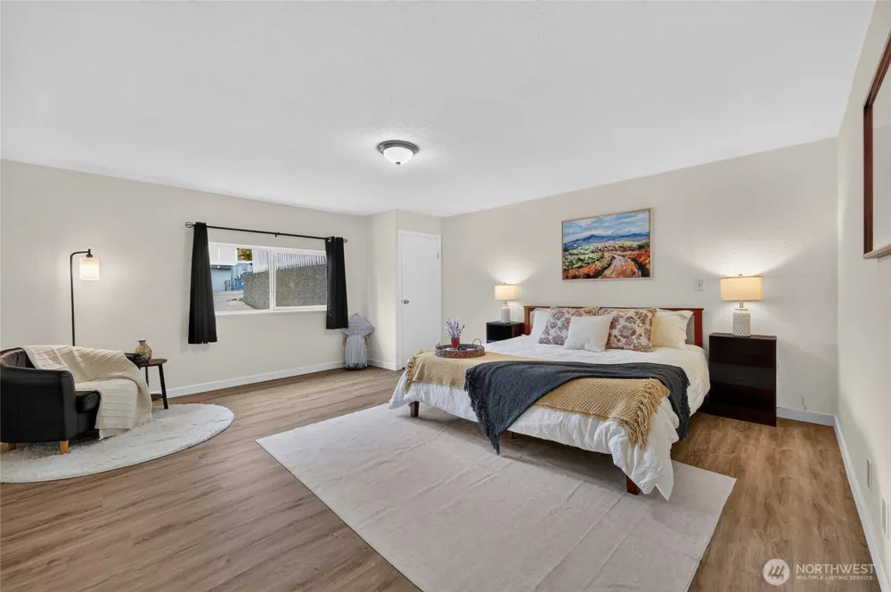 4042 5th Avenue NE Seattle, WA 98105