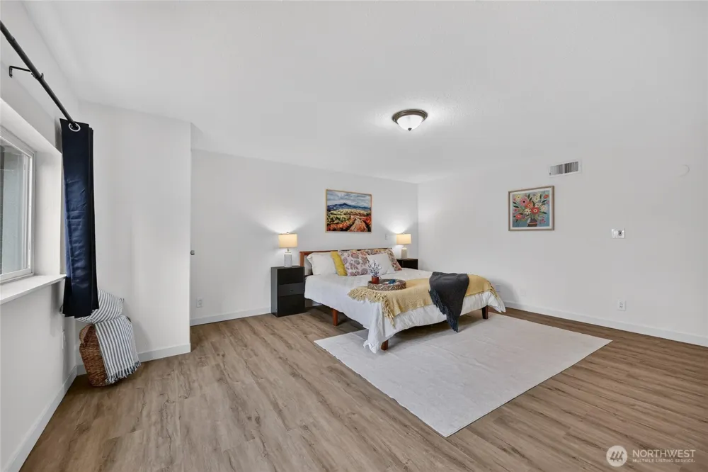 4042 5th Avenue NE Seattle, WA 98105