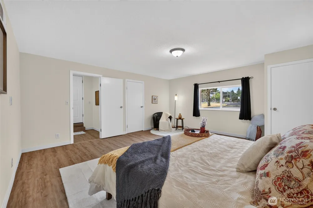 4042 5th Avenue NE Seattle, WA 98105
