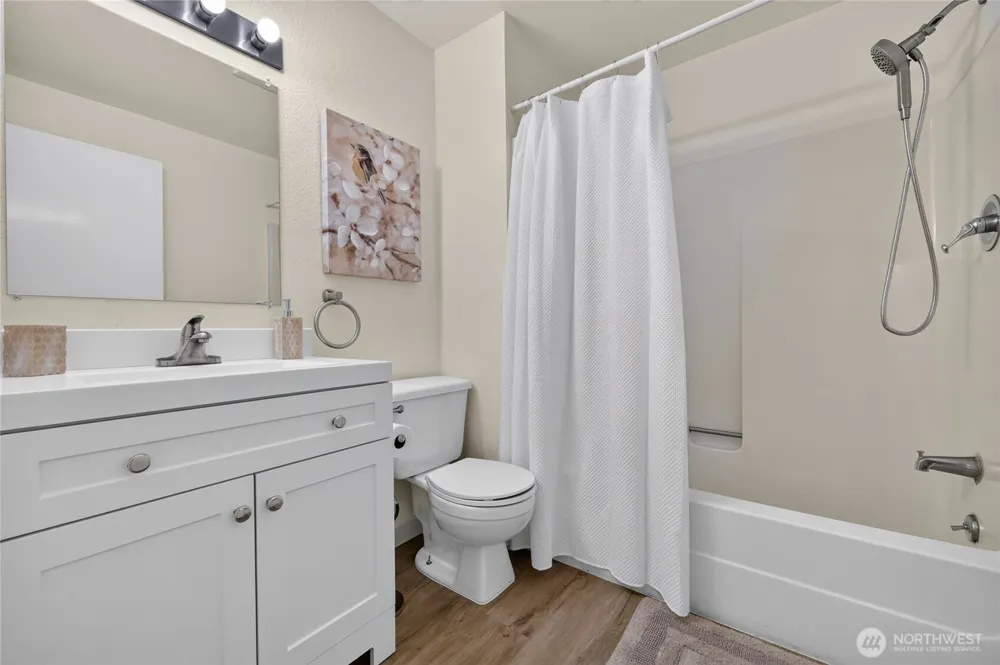 4042 5th Avenue NE Seattle, WA 98105