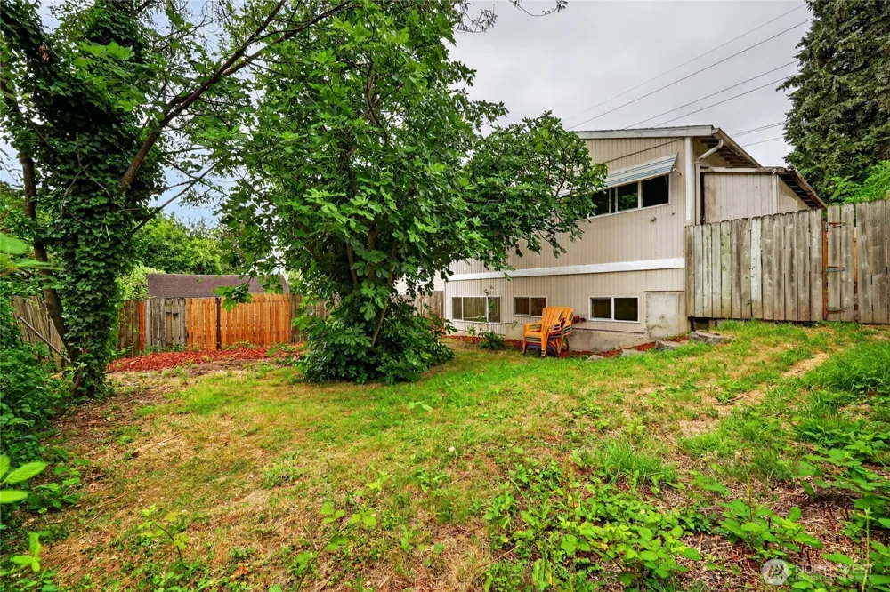 4042 5th Avenue NE Seattle, WA 98105