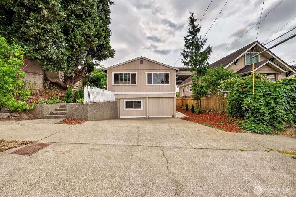 4042 5th Avenue NE Seattle, WA 98105