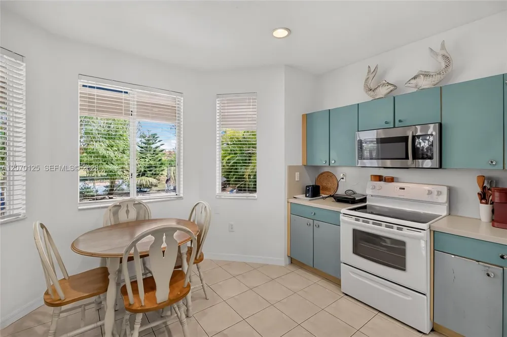 15809 SW 65th Ter Miami, FL 33193