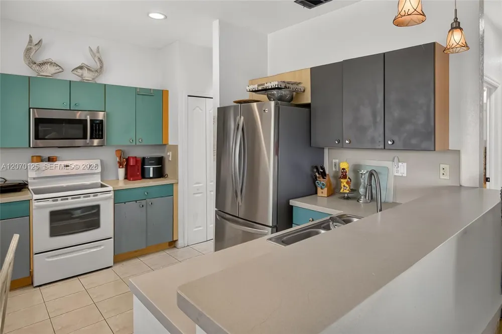 15809 SW 65th Ter Miami, FL 33193