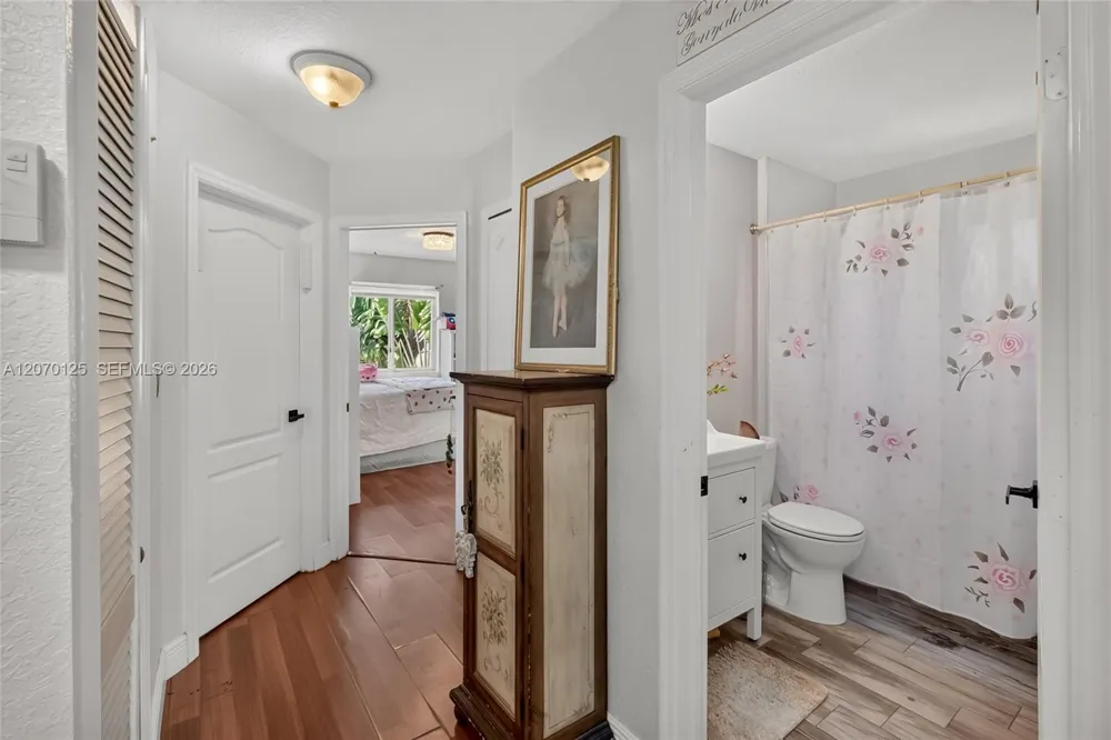 15809 SW 65th Ter Miami, FL 33193
