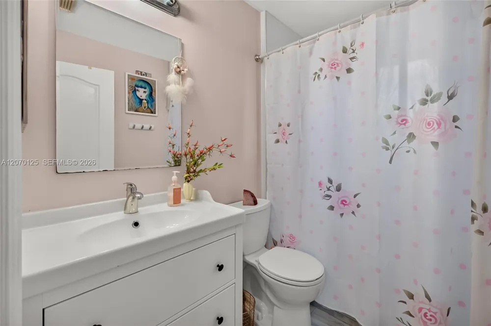 15809 SW 65th Ter Miami, FL 33193