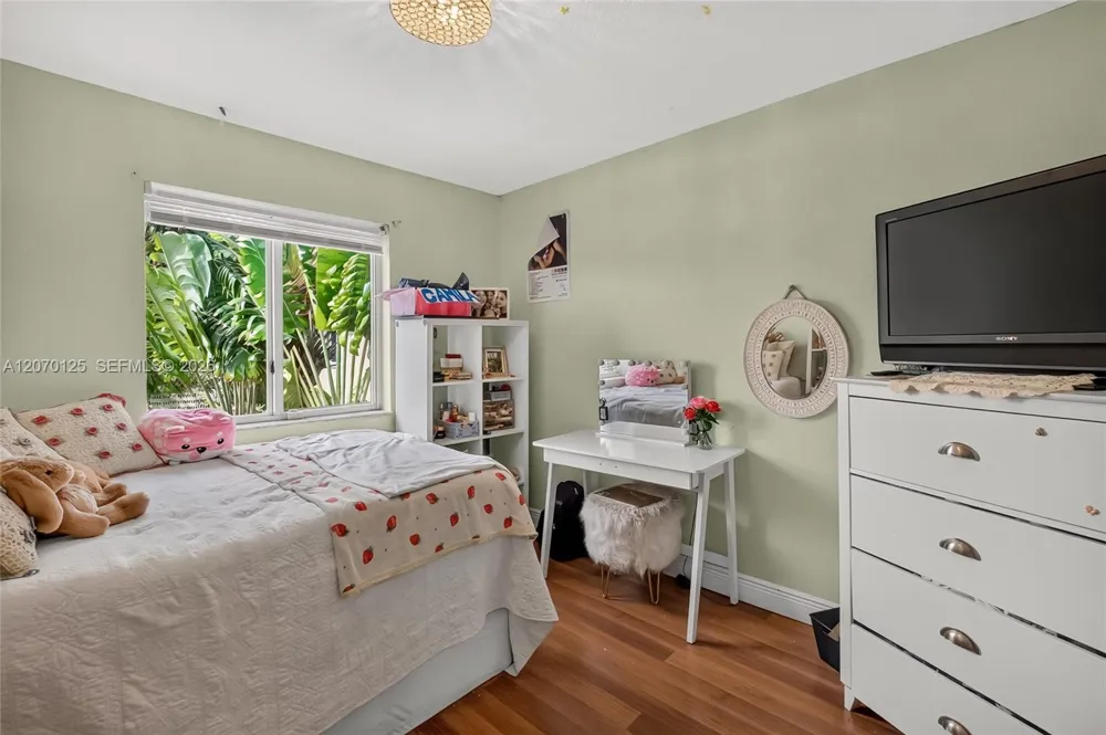 15809 SW 65th Ter Miami, FL 33193
