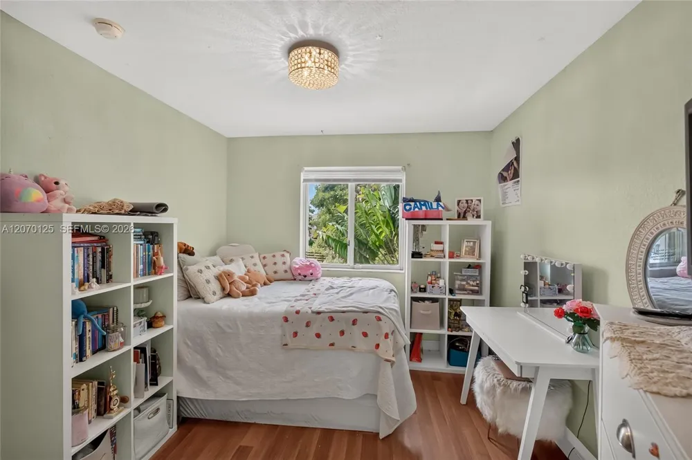 15809 SW 65th Ter Miami, FL 33193