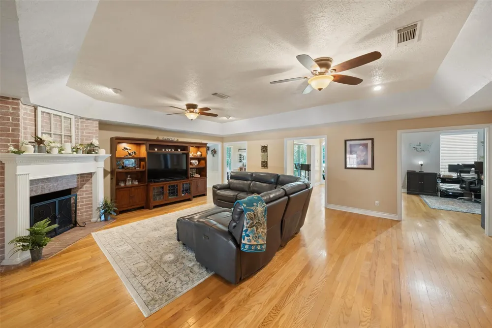 403 Westbrook Street Pinehurst, TX 77362