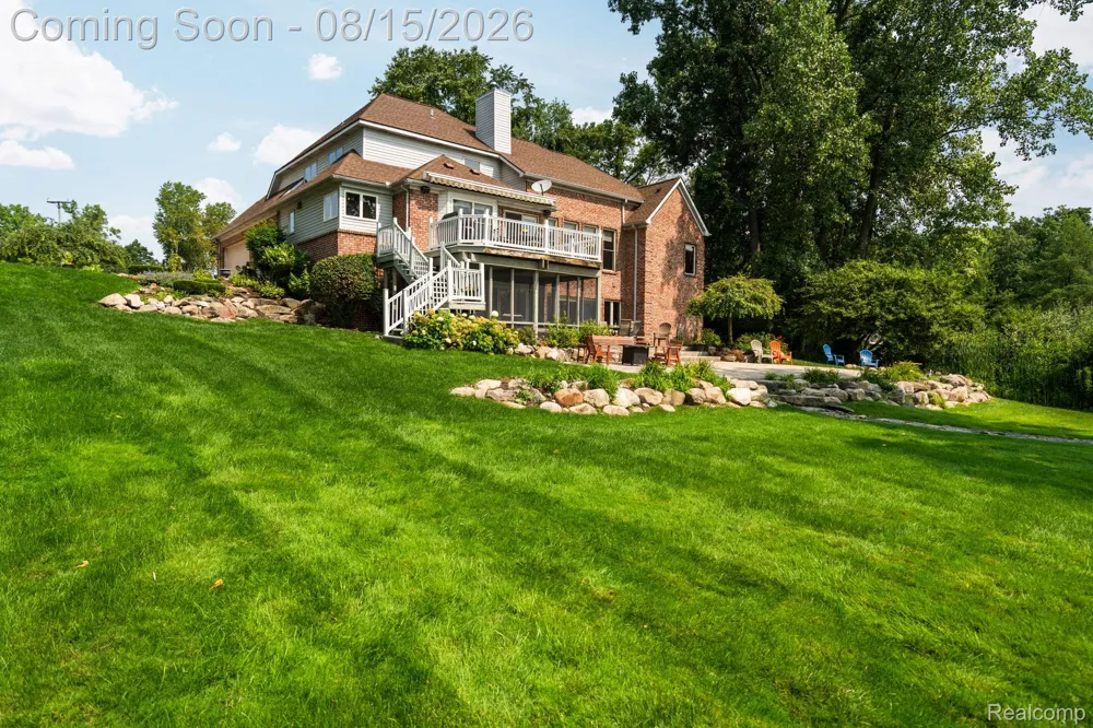 333 Elio Drive Highland Charter Township, MI 48357