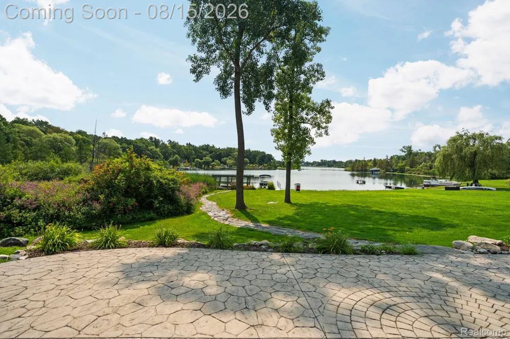 333 Elio Drive Highland Charter Township, MI 48357