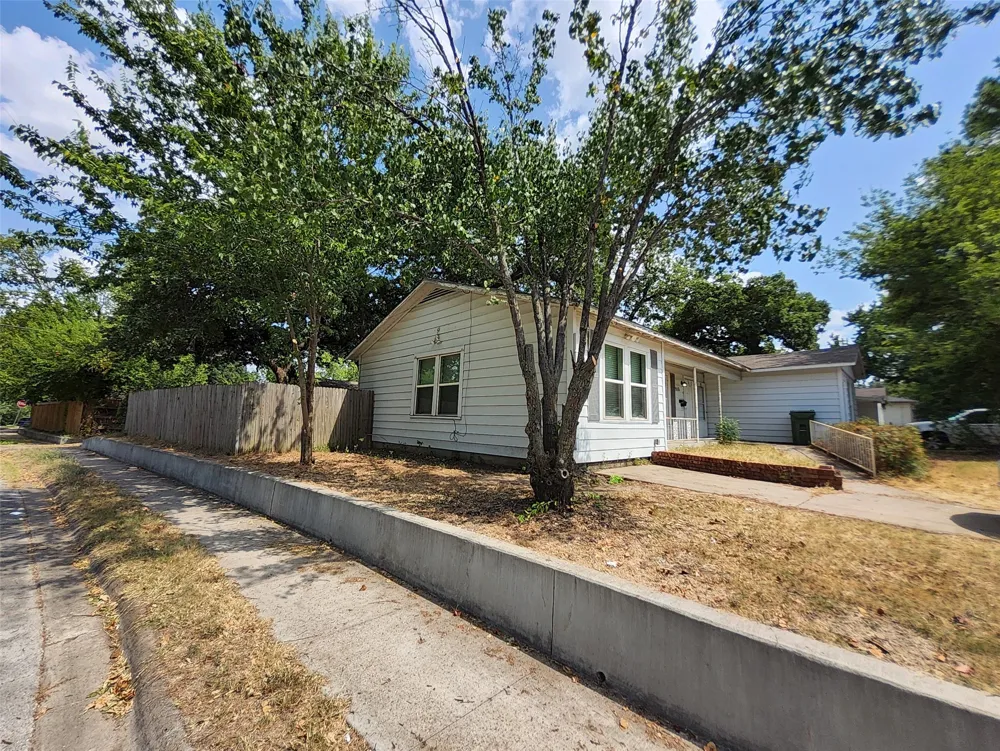 558 Harrison Lane Hurst, TX 76053