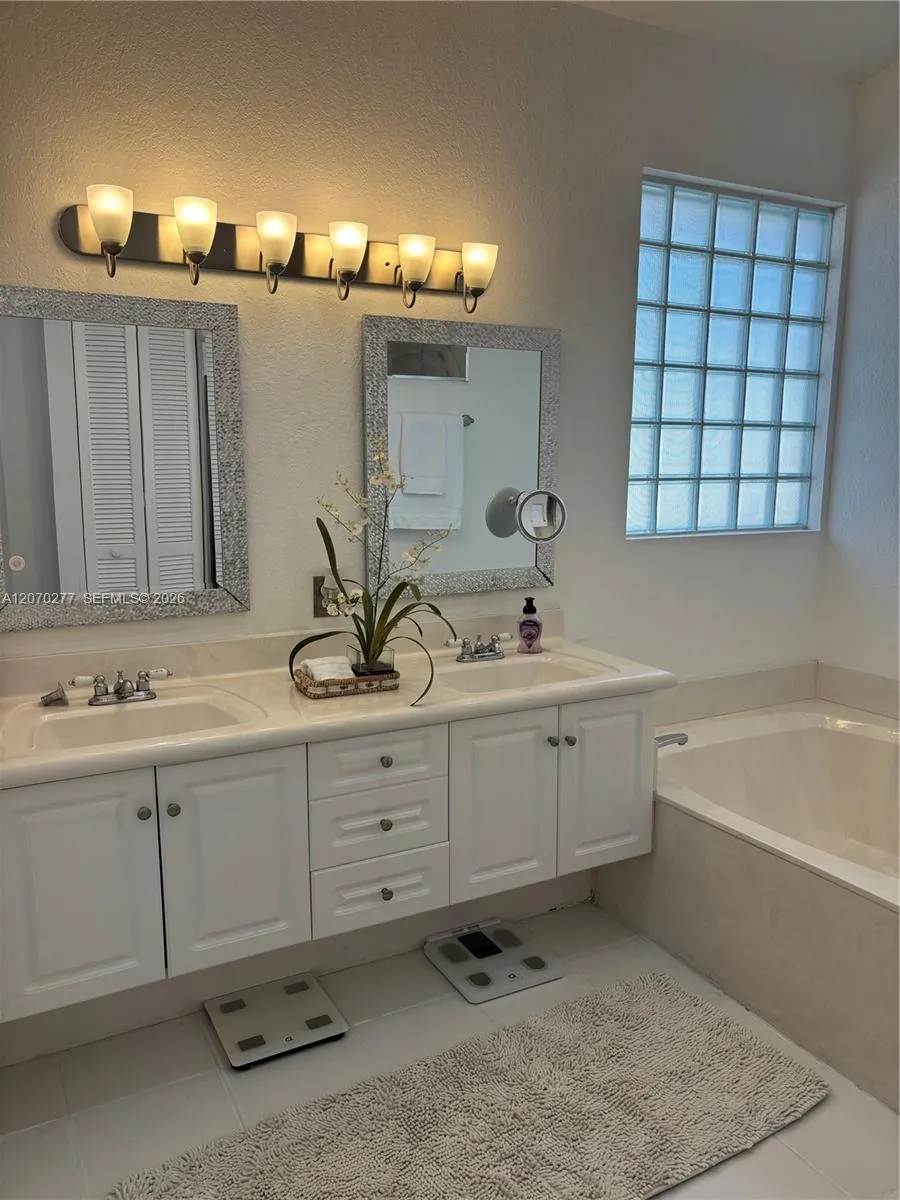 2932 NW 41st St Boca Raton, FL 33434