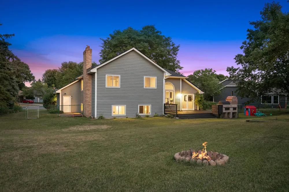 8841 Loch Lomond Court Brooklyn Park, MN 55443