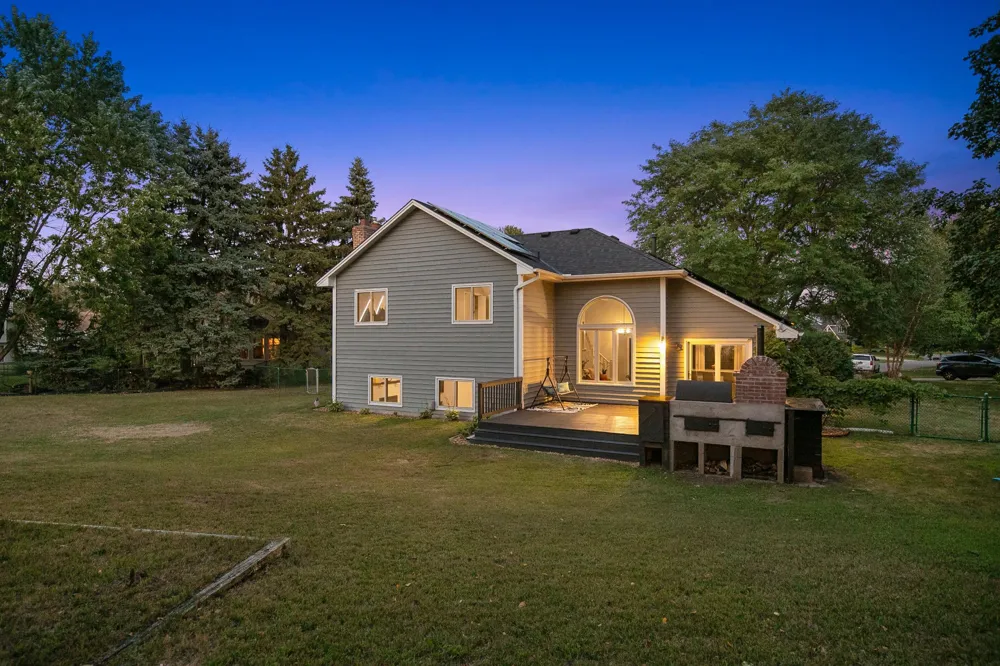 8841 Loch Lomond Court Brooklyn Park, MN 55443