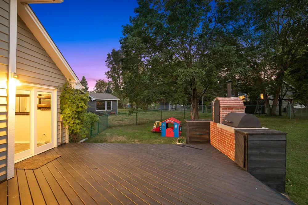 8841 Loch Lomond Court Brooklyn Park, MN 55443