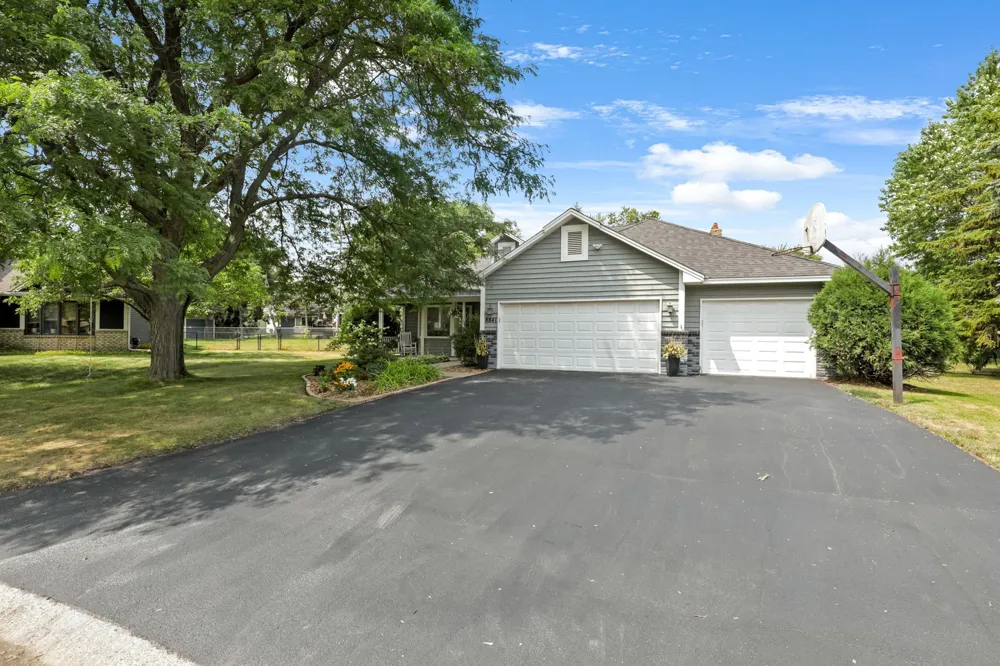 8841 Loch Lomond Court Brooklyn Park, MN 55443