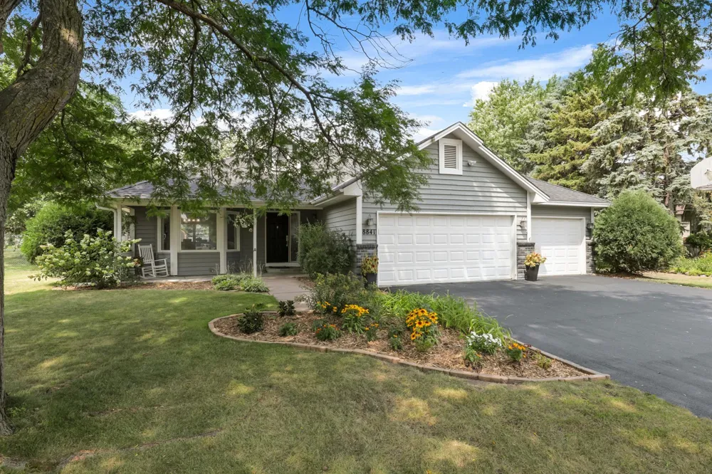8841 Loch Lomond Court Brooklyn Park, MN 55443