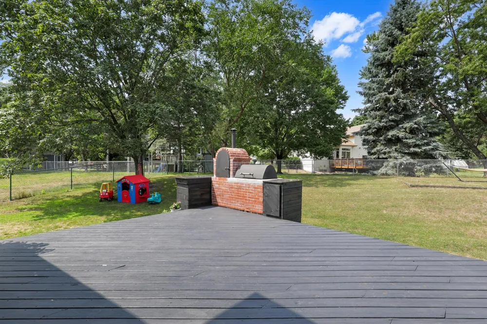 8841 Loch Lomond Court Brooklyn Park, MN 55443
