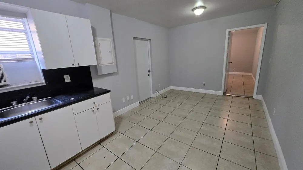 1012 NW 2ND #6 Hallandale Beach, FL 33009