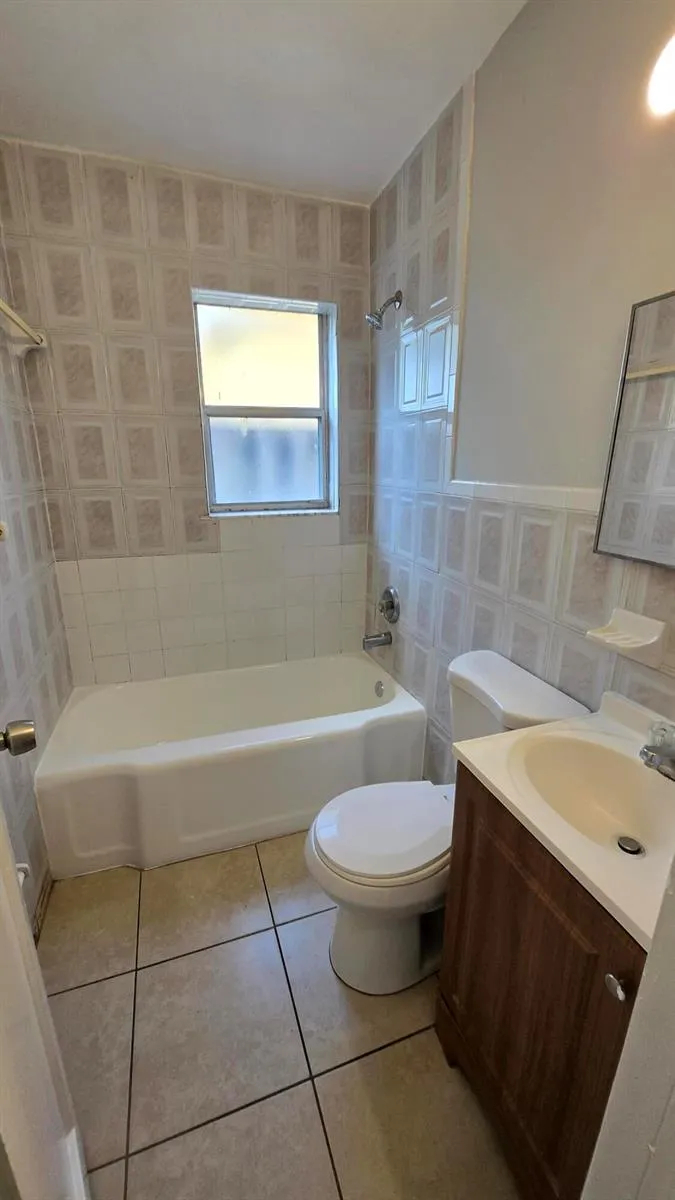 1012 NW 2ND #6 Hallandale Beach, FL 33009