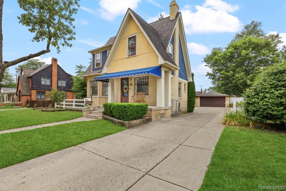 11339 Arnold Redford Charter Township, MI 48239
