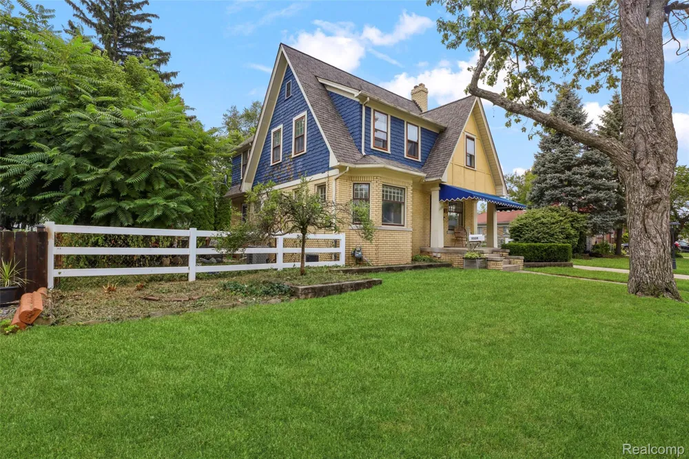 11339 Arnold Redford Charter Township, MI 48239