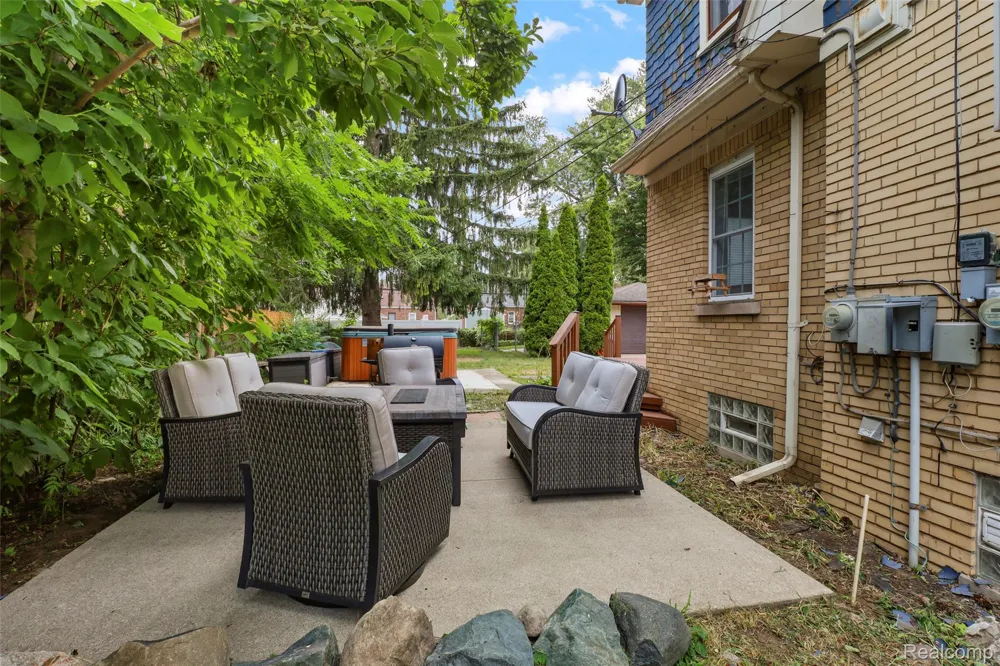 11339 Arnold Redford Charter Township, MI 48239