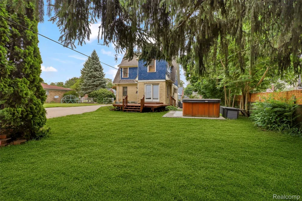 11339 Arnold Redford Charter Township, MI 48239