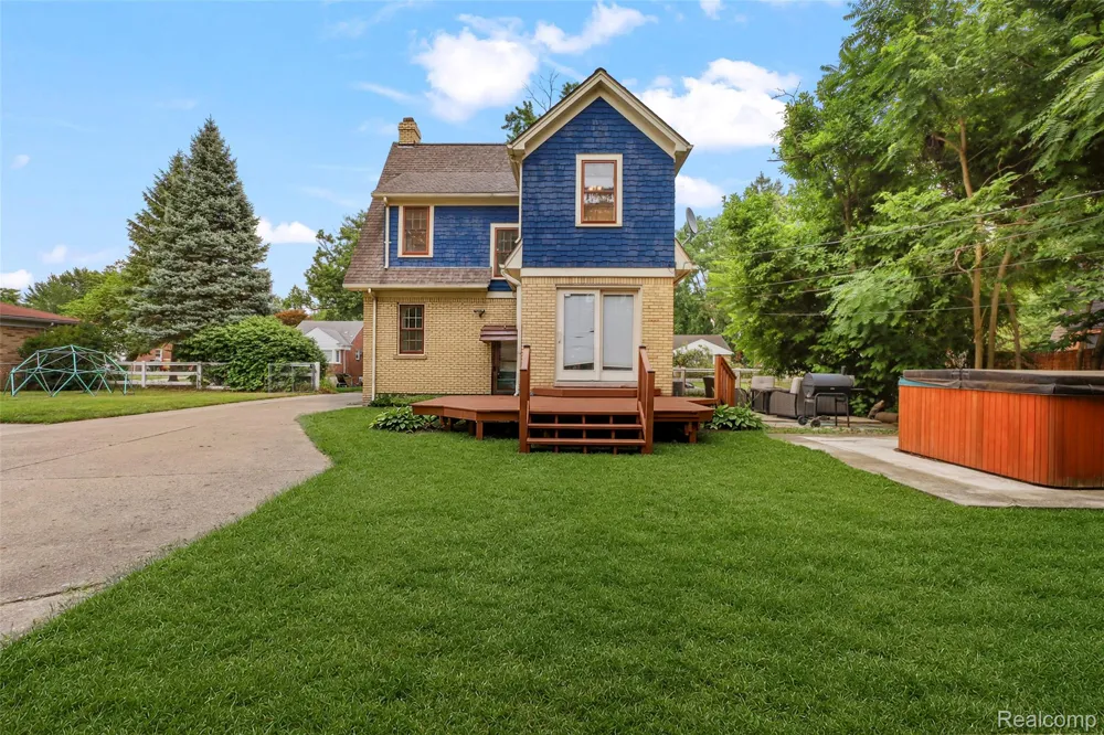 11339 Arnold Redford Charter Township, MI 48239