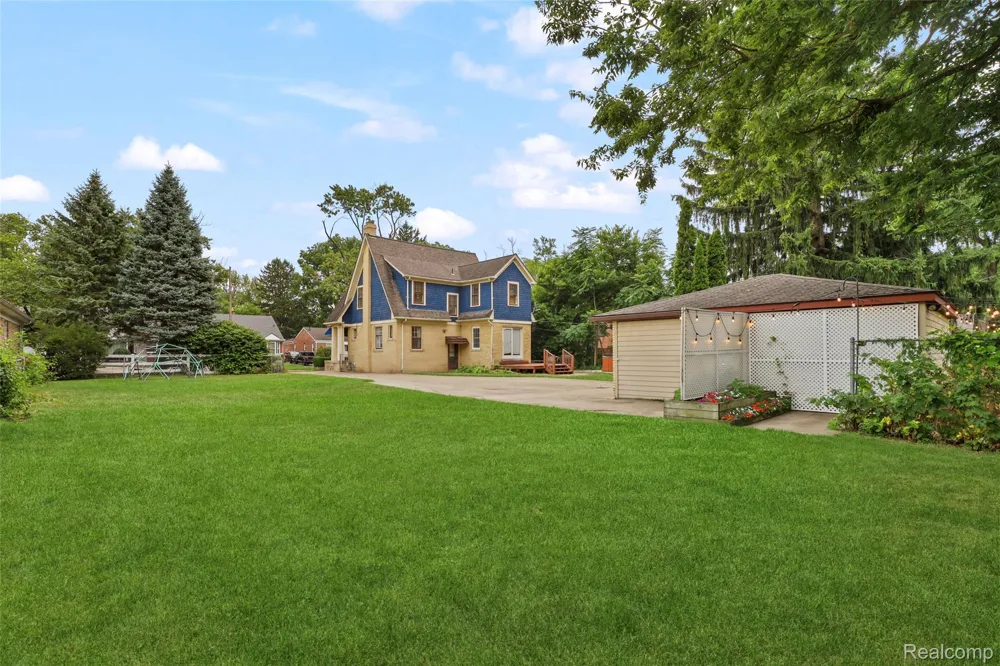 11339 Arnold Redford Charter Township, MI 48239