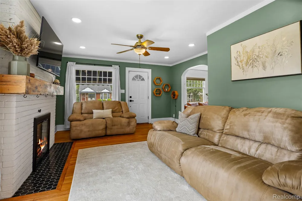 11339 Arnold Redford Charter Township, MI 48239