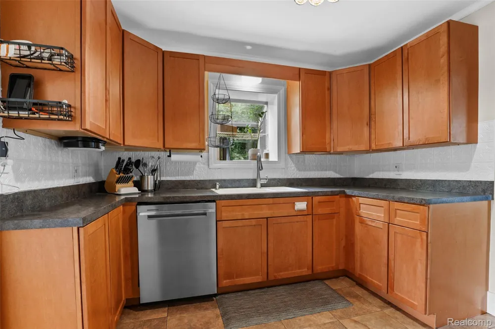 11339 Arnold Redford Charter Township, MI 48239