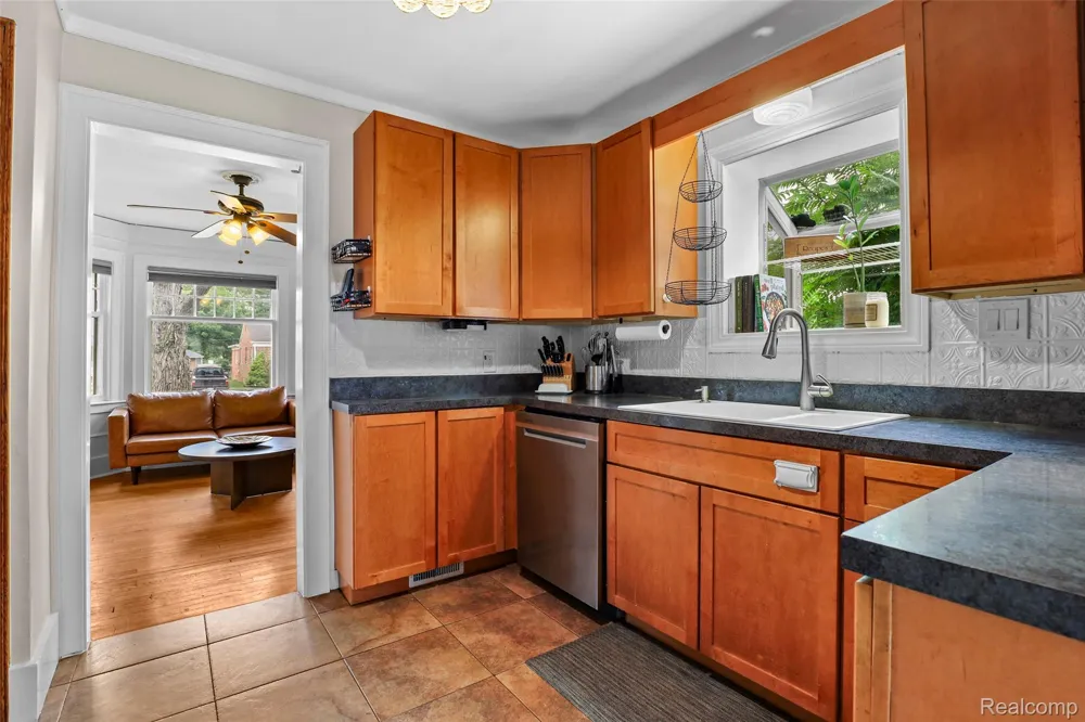 11339 Arnold Redford Charter Township, MI 48239
