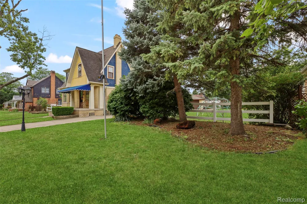 11339 Arnold Redford Charter Township, MI 48239